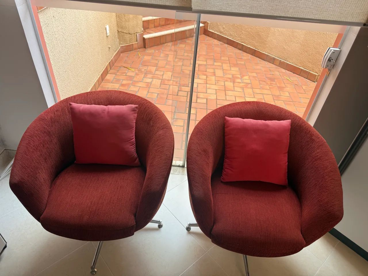 Poltronas Giratórias de Tecido com pés cromados 