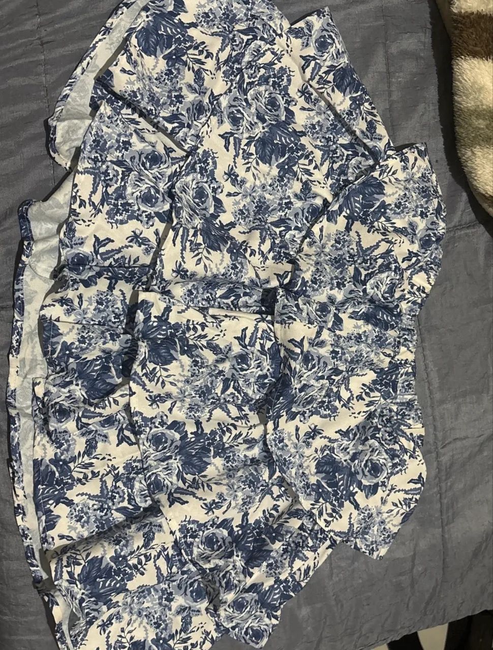 saia floral azul e branca