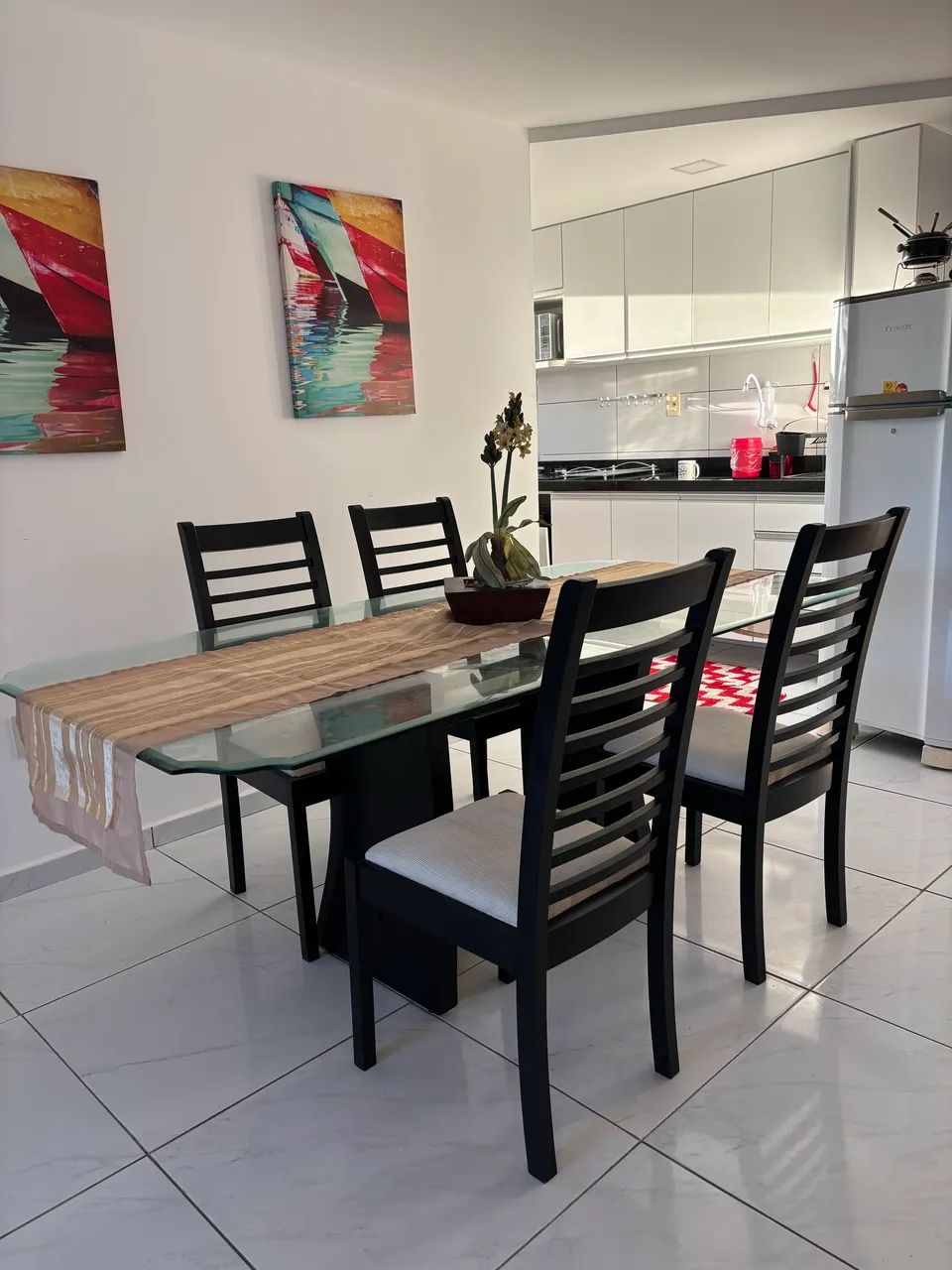 Conjunto Mesa de Jantar e Aparador 