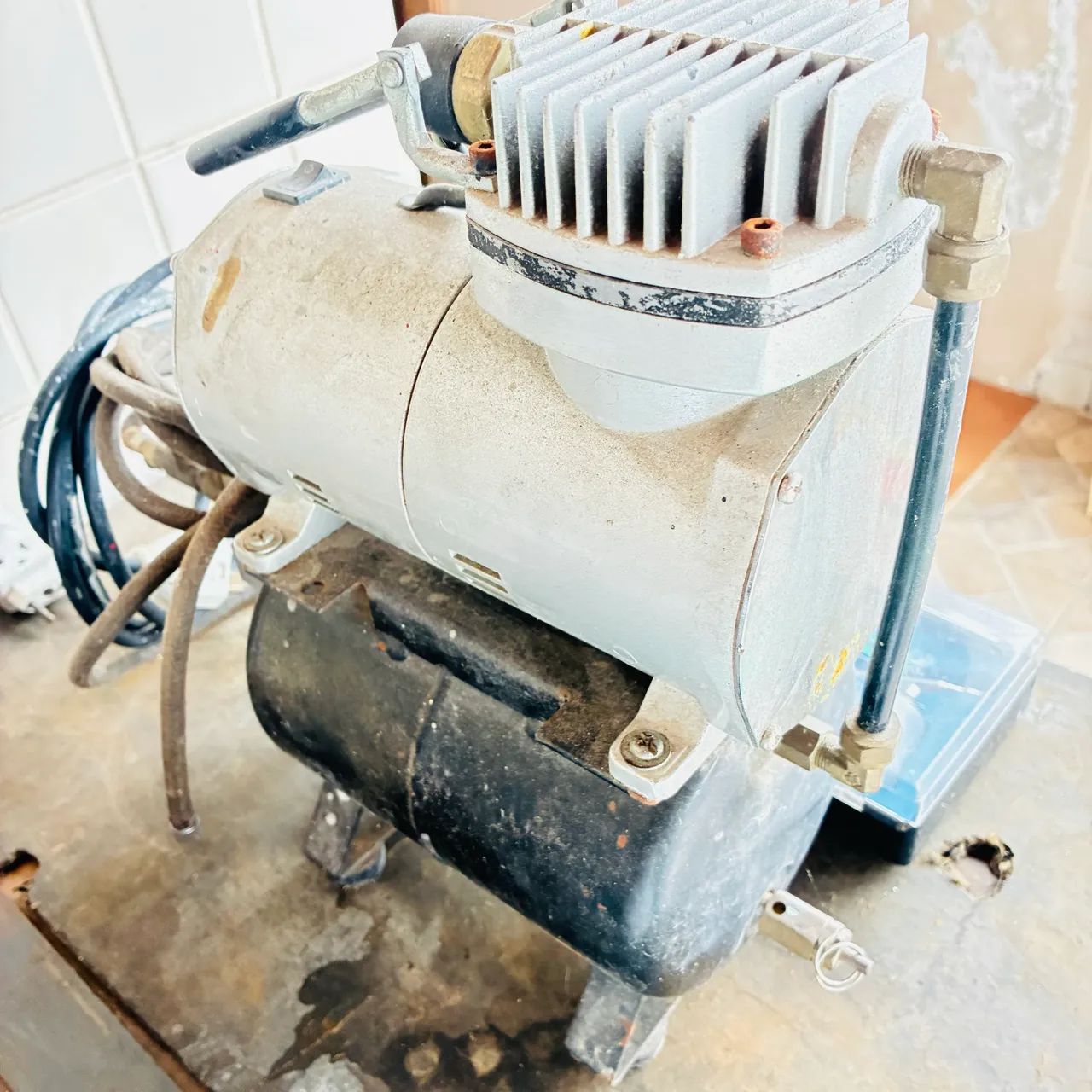 Mini compressor para aerografo com cilindro - Foto 3