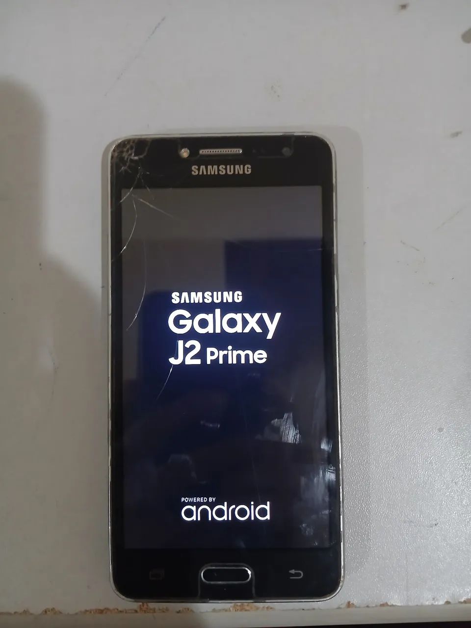 Celular j2 prime com trincado na tela mas funciona perfeitamente 
