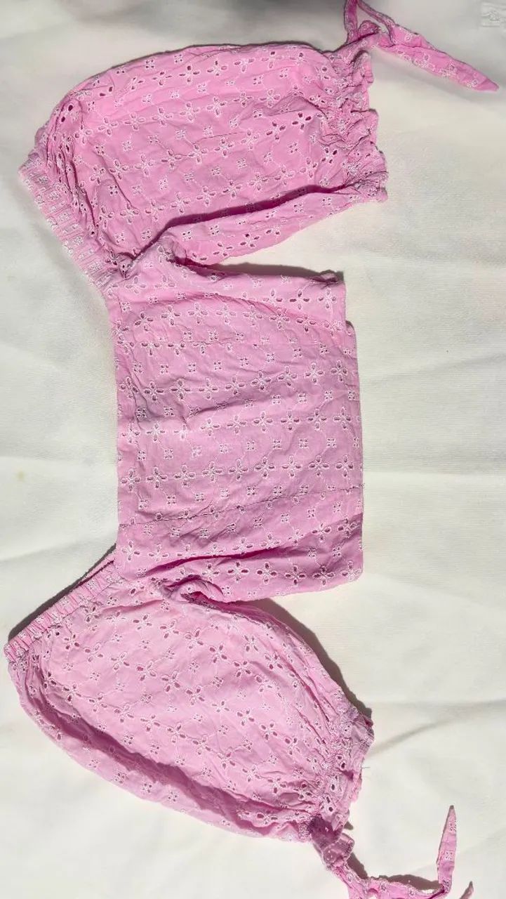 Cropped coquette em renda lilás