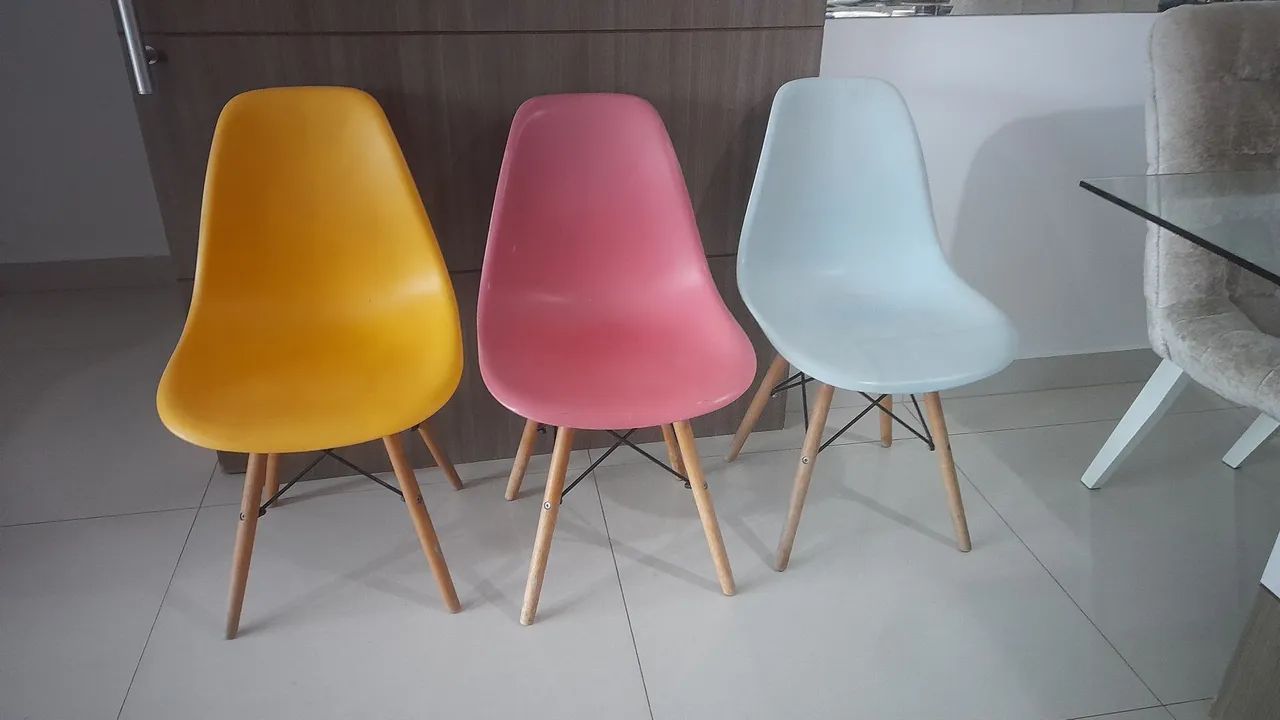 Cadeiras cores diversas