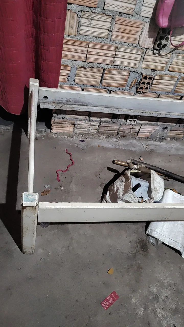 Vendo cama de madeira com Colchão - Foto 3