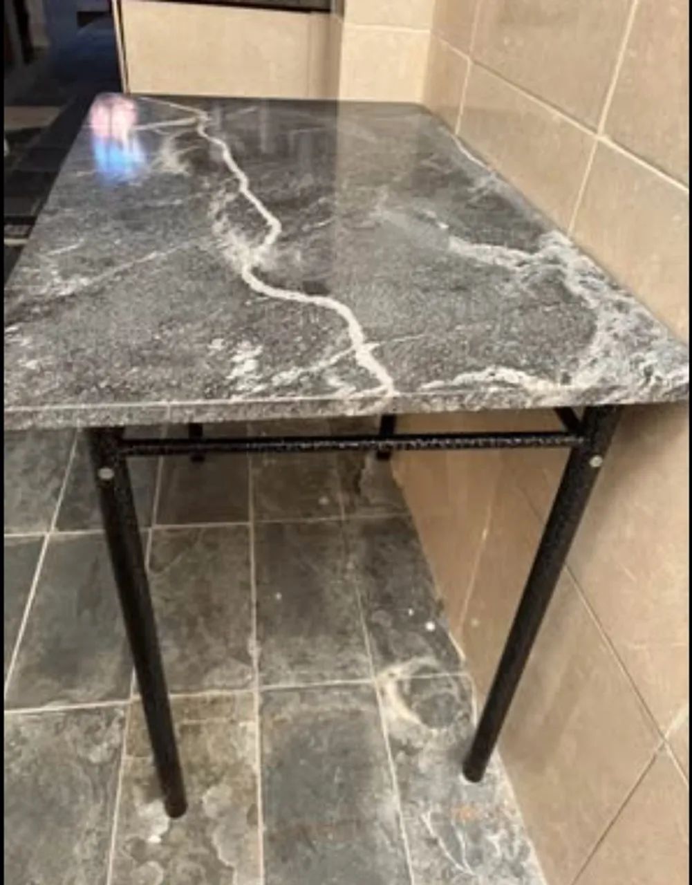 Mesa de mármore com base de ferro preta.  - Foto 2