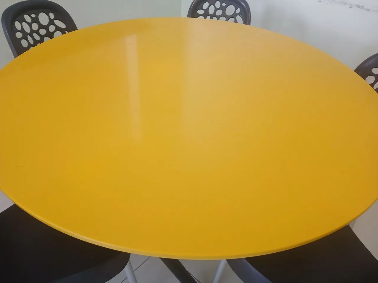 Mesa em Granito Sintético, com 5 Cadeiras - Foto 2