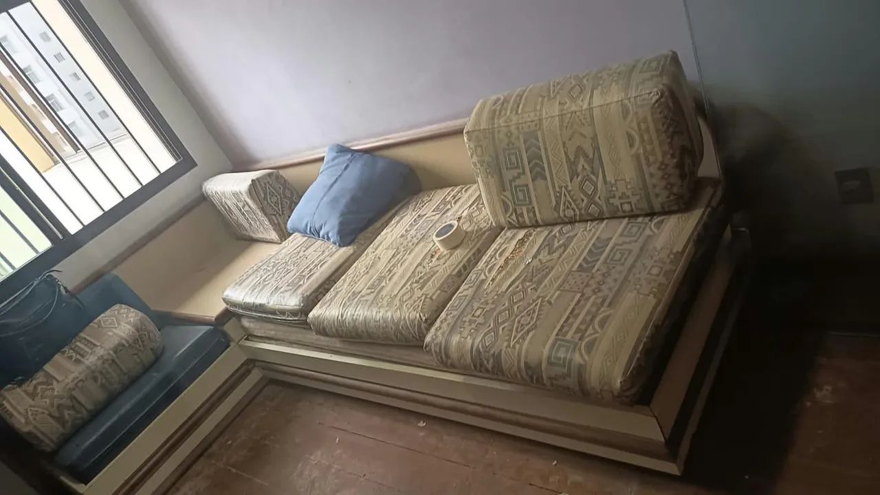 Sofá com cama embutida madeira maciça. Desmontado.  - Foto 2