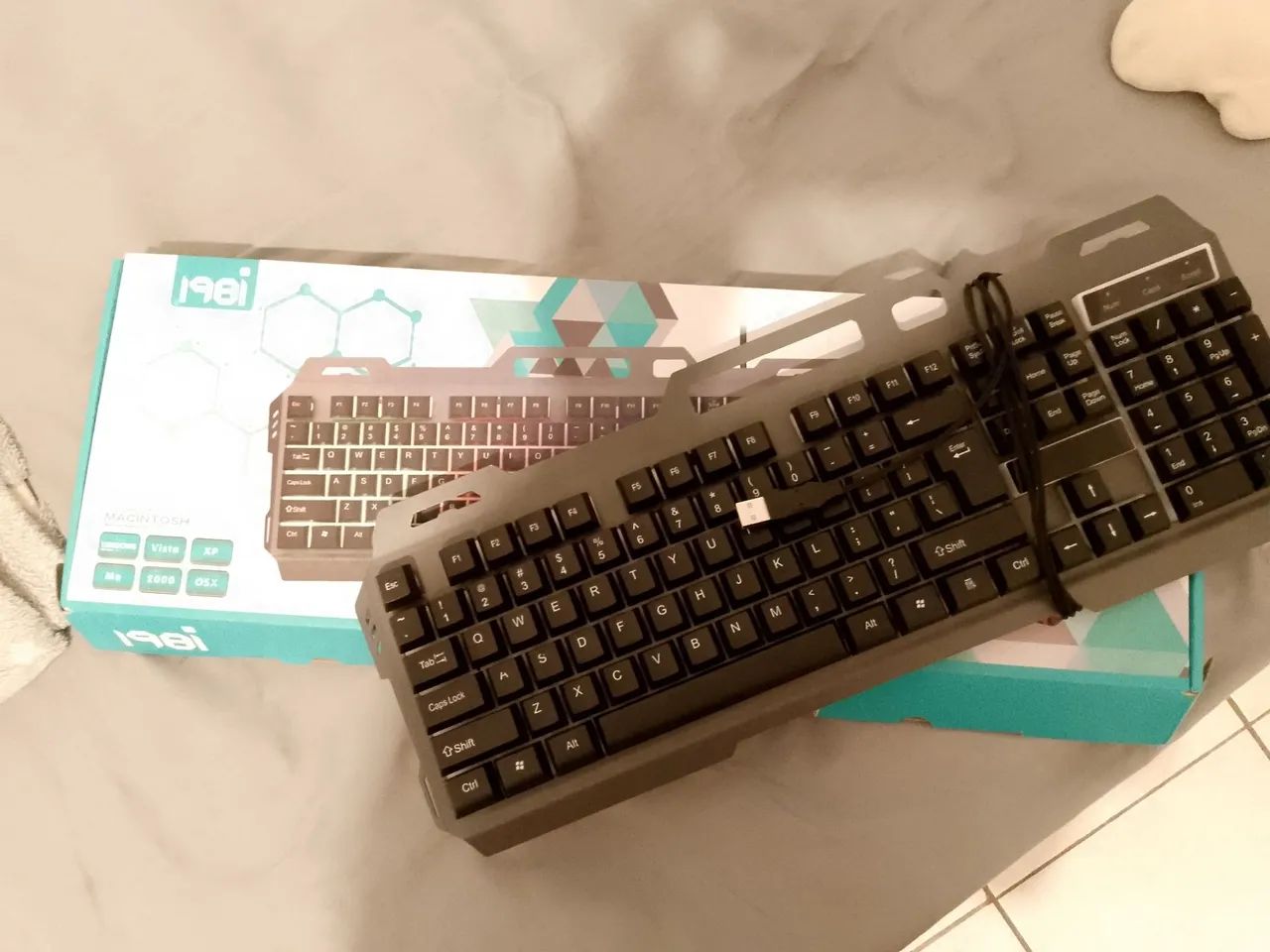 Teclado *com defeito* na caixa(sem mouse incluso) 