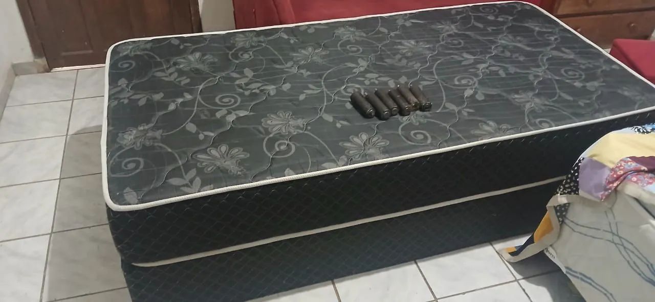 Vende-se uma cama de solteiro  