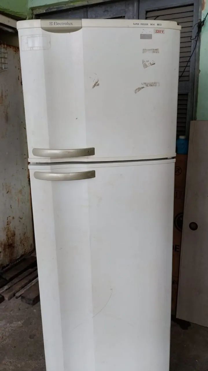 Vendo geladeira dúplex com defeito .