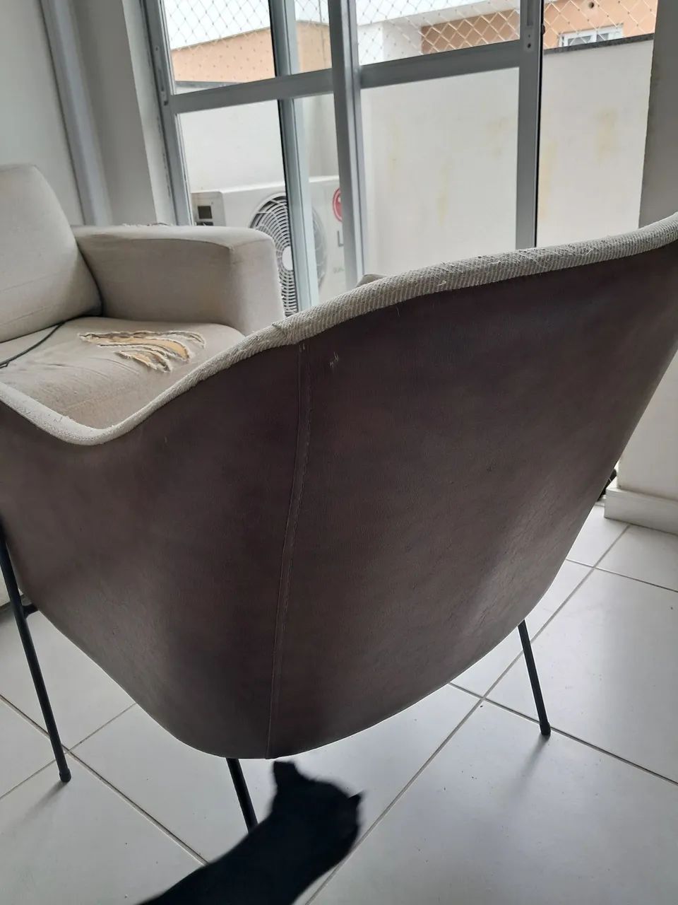 Poltrona de tecido e courino - Foto 3