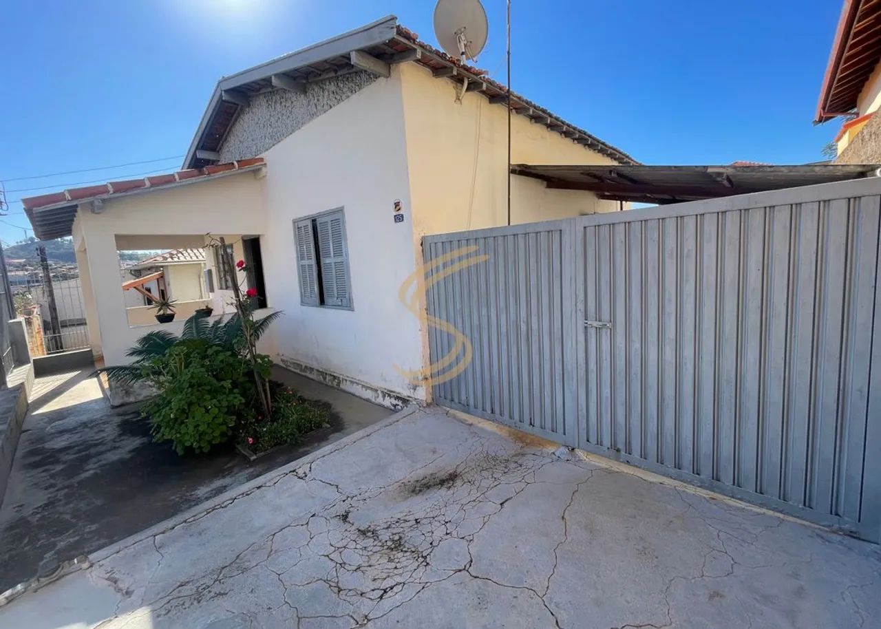 Casa à Venda no Centro com Amplo Quintal e Localização Privilegiada - Foto 3