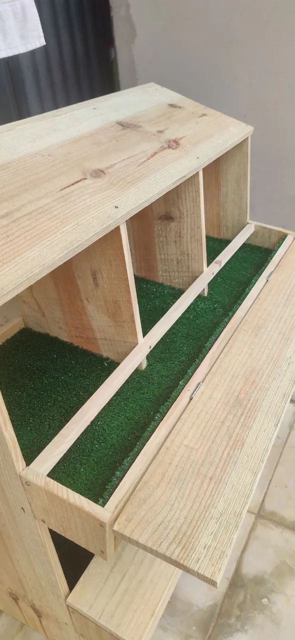 Ninho para galinhas 6 compartimentos com coletor de ovos + grama sintética - Foto 5