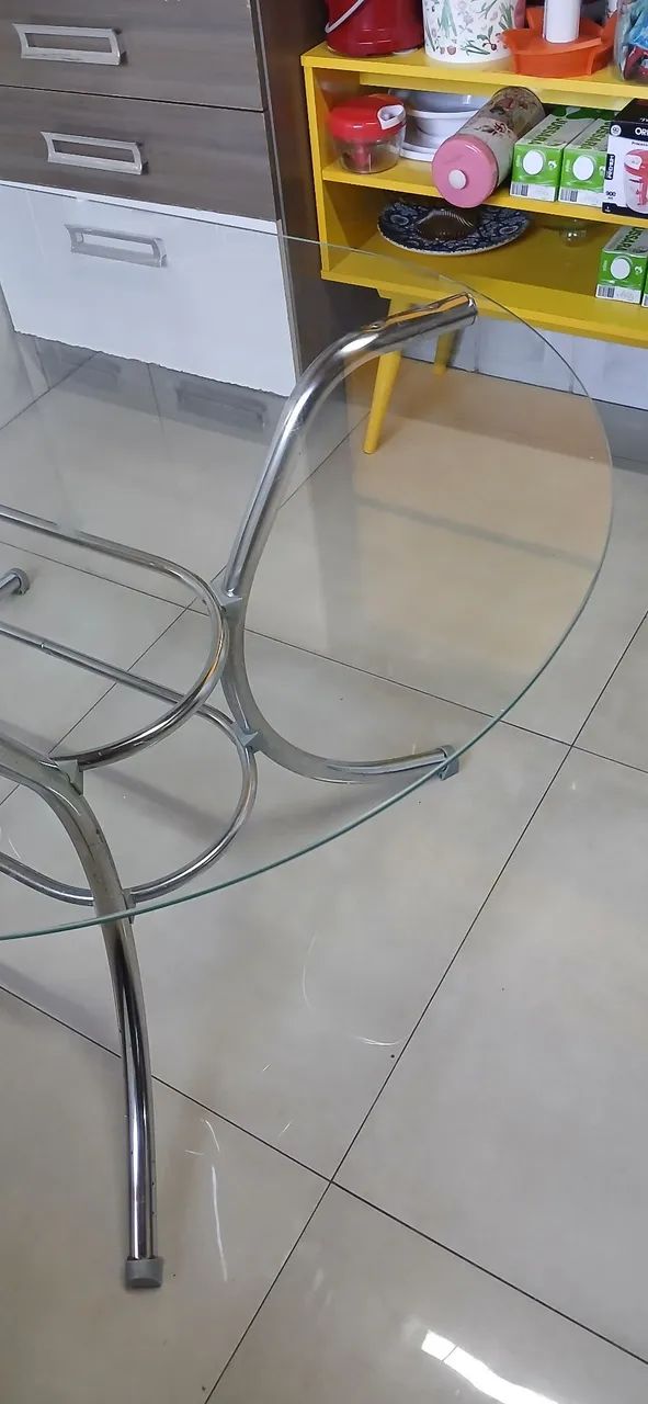 Mesa oval de vidro e cadeiras - Foto 3