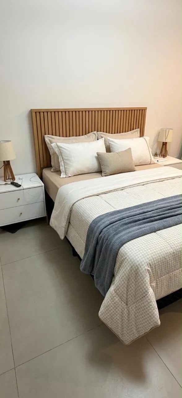 Cama de casal com colchão e cabeceira 