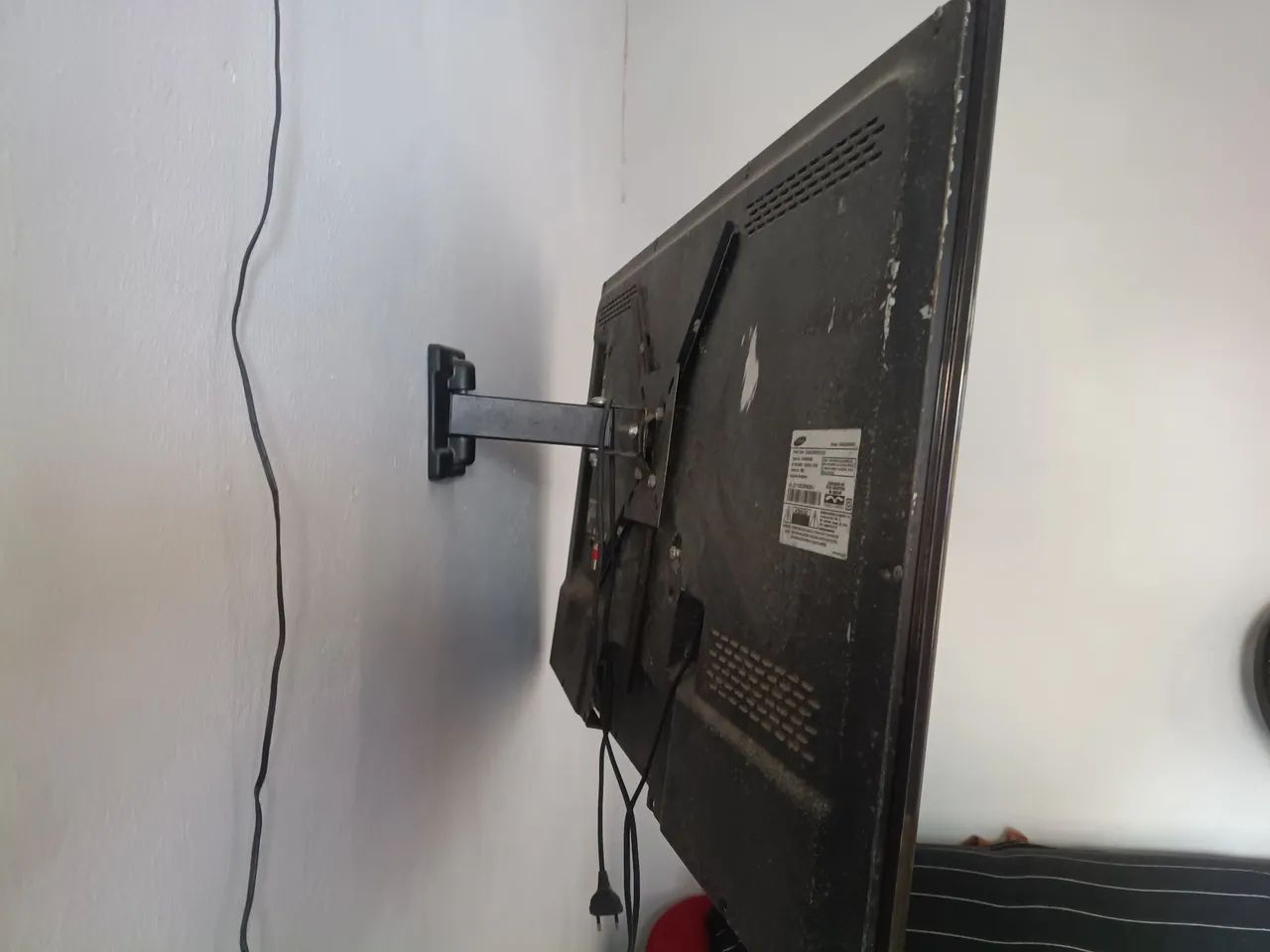 Vendo tv 43 polegadas está sem controle, não pega wi-fi valor R$ 400 - Foto 3