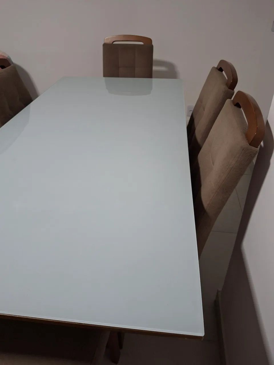 Excelente mesa de madeira com vidro retangular com 6 cadeiras  - Foto 2