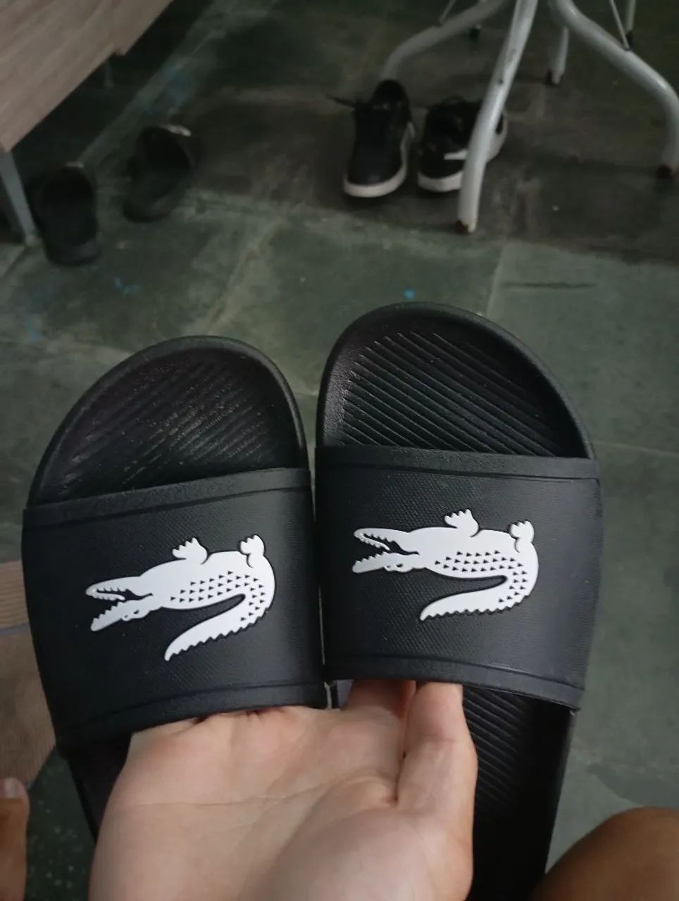 Chinelo Lacoste Croco Slide Preto, usado apenas uma vez. - Foto 3