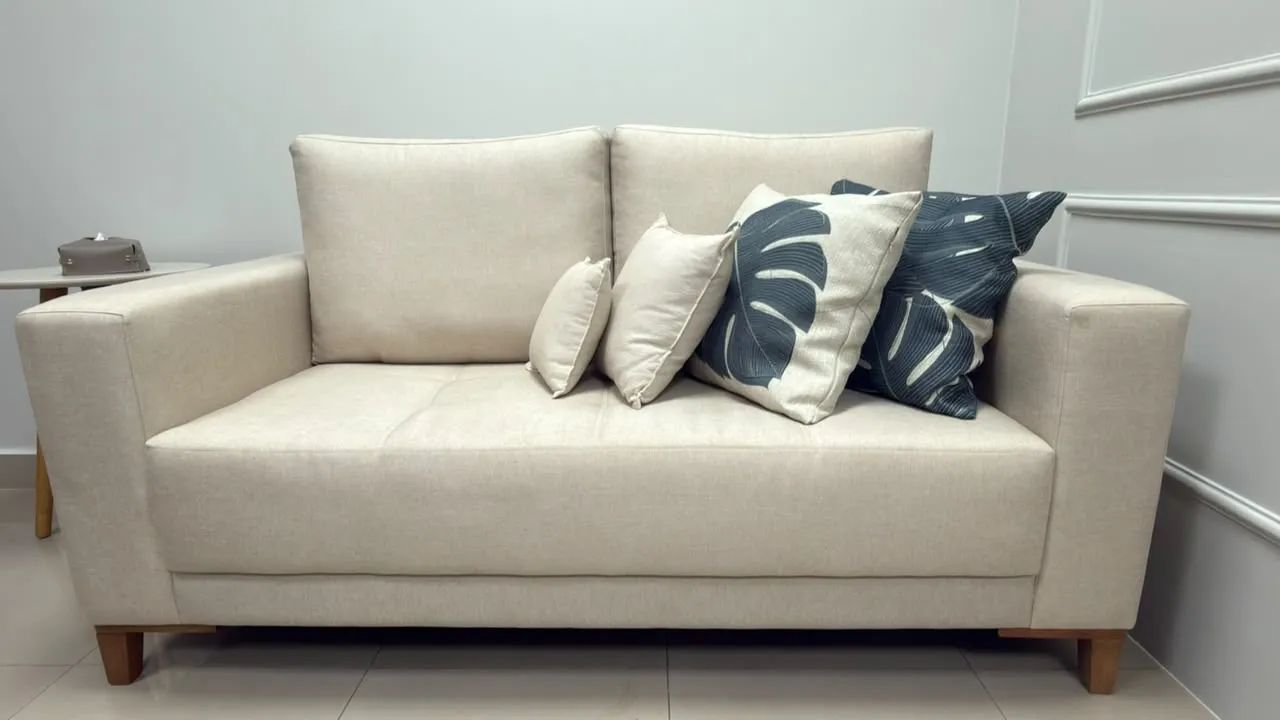 Sofá de 2 lugares bege