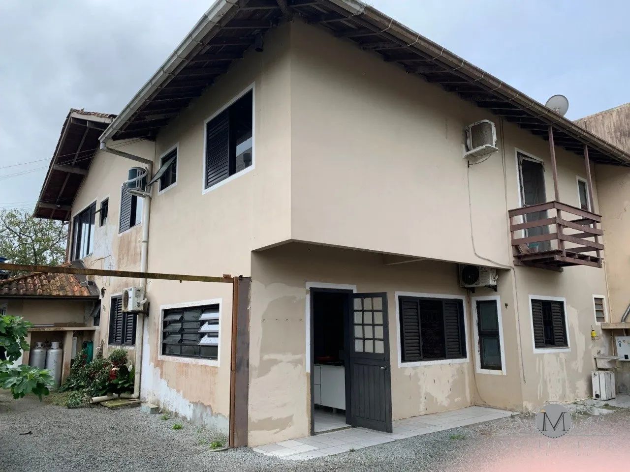 casa com 05 dormitorios sendo 03 suite no campeche