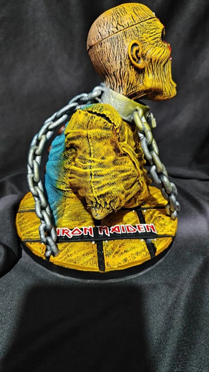 Estátua Iron Maiden Piece of Mind c/ Led - Foto 3
