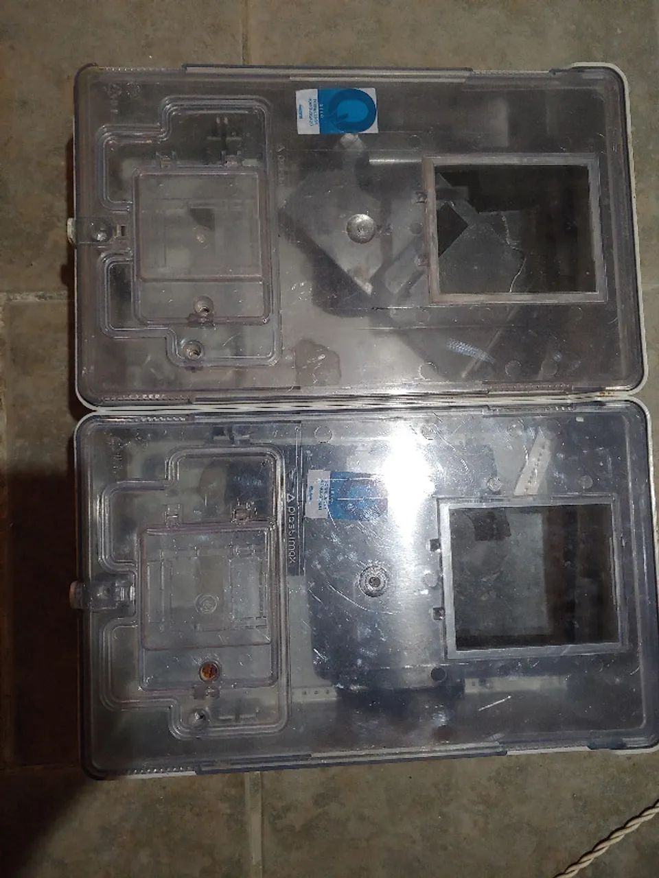 2 caixas para medidor padrâo de entrada. Ficaram instaladas por quatro meses.