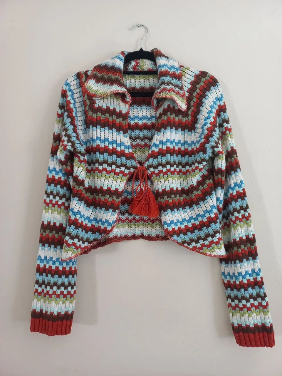 Casaco cropped em tricô 