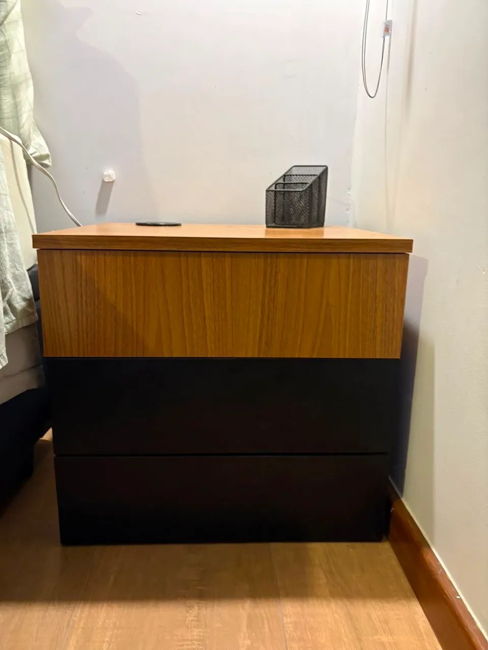 Mesa de Cabeceira 2 Gavetas - Excelente Estado | Moderna e Funcional