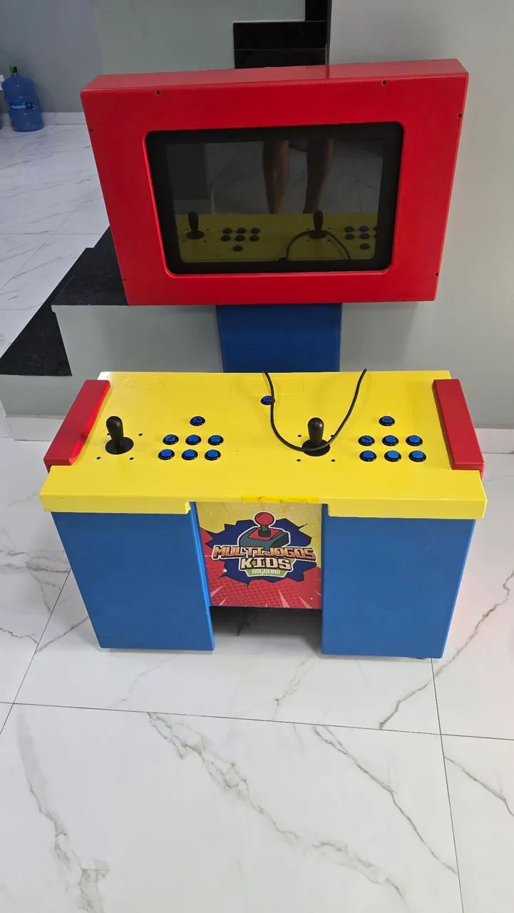 Fliperama com bancada e dois controles