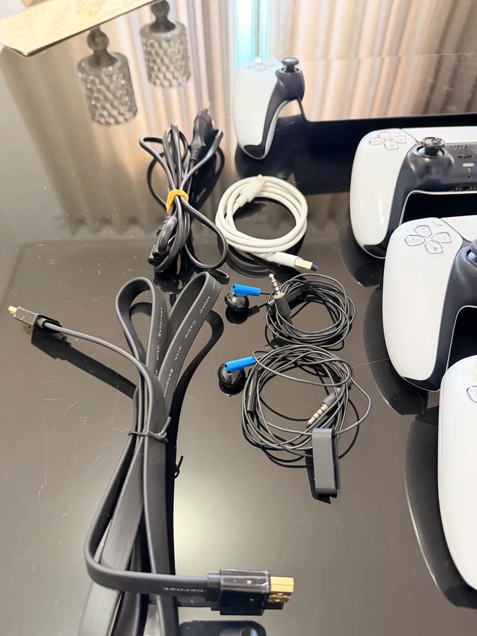 Ps5 com 3 controles, câmera, psportal, base e cabos.