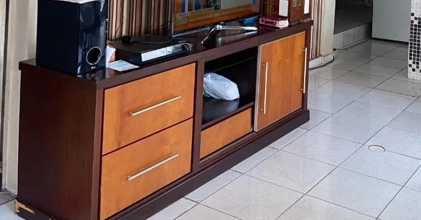 Transforme a sua sala com este lindo rack de madeira