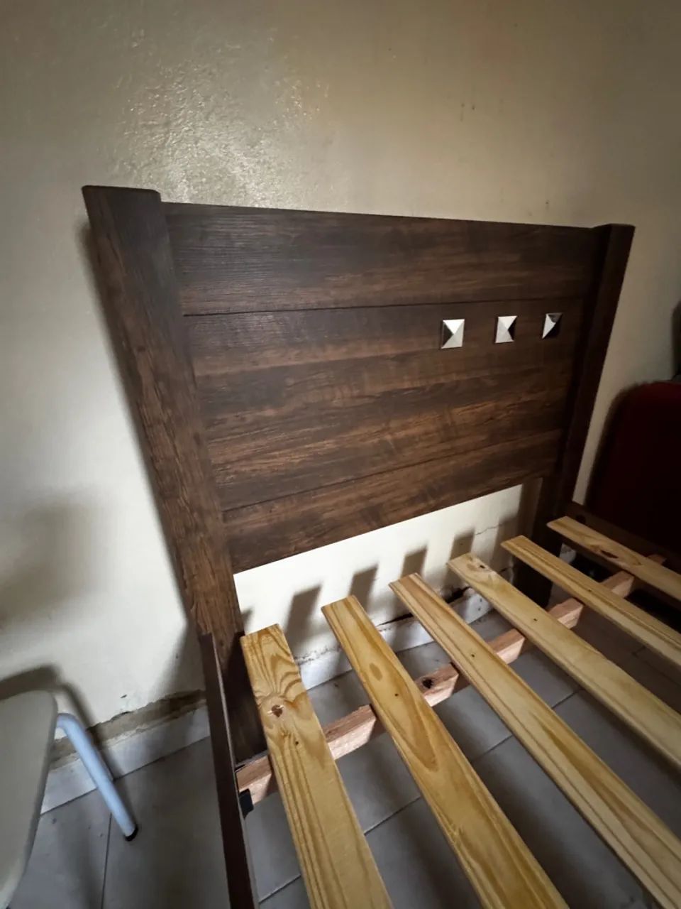 Cama de Solteiro em Madeira com Cabeceira Decorada + Colchão (Excelente Estado) - Foto 3