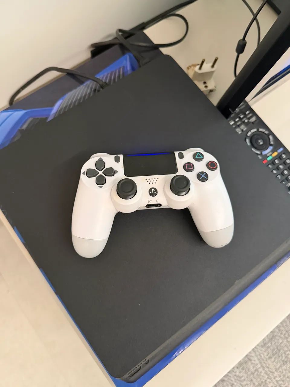 Sony Ps4 desbloqueado com controle - Foto 2