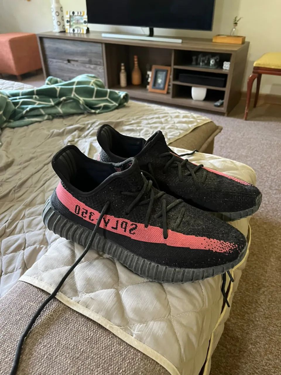 Tênis Yeezy Boost 350 V2 Preto e Vermelho