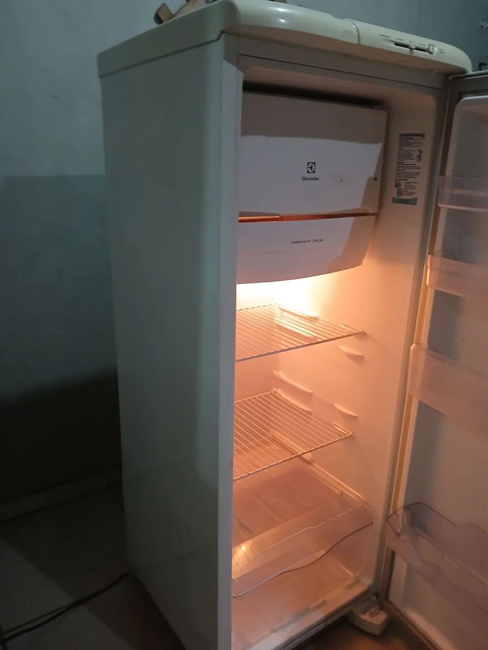 Geladeira electrolux, Bem conservada gela muito bem - Foto 3