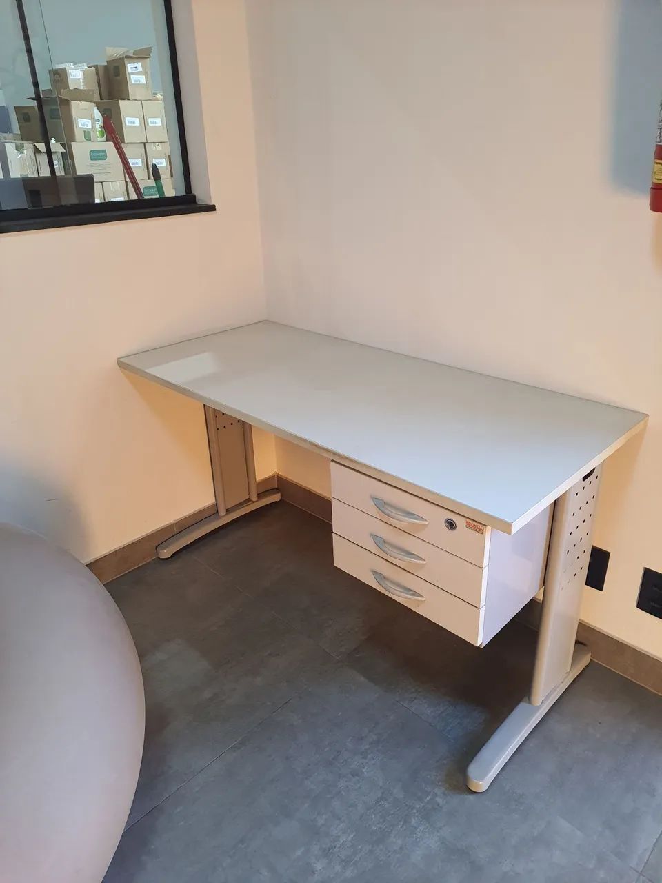 Mesa de Escritório / Home Office com Gaveteiro (3 Gavetas) - Usada em Ótimo Estado! - Foto 3