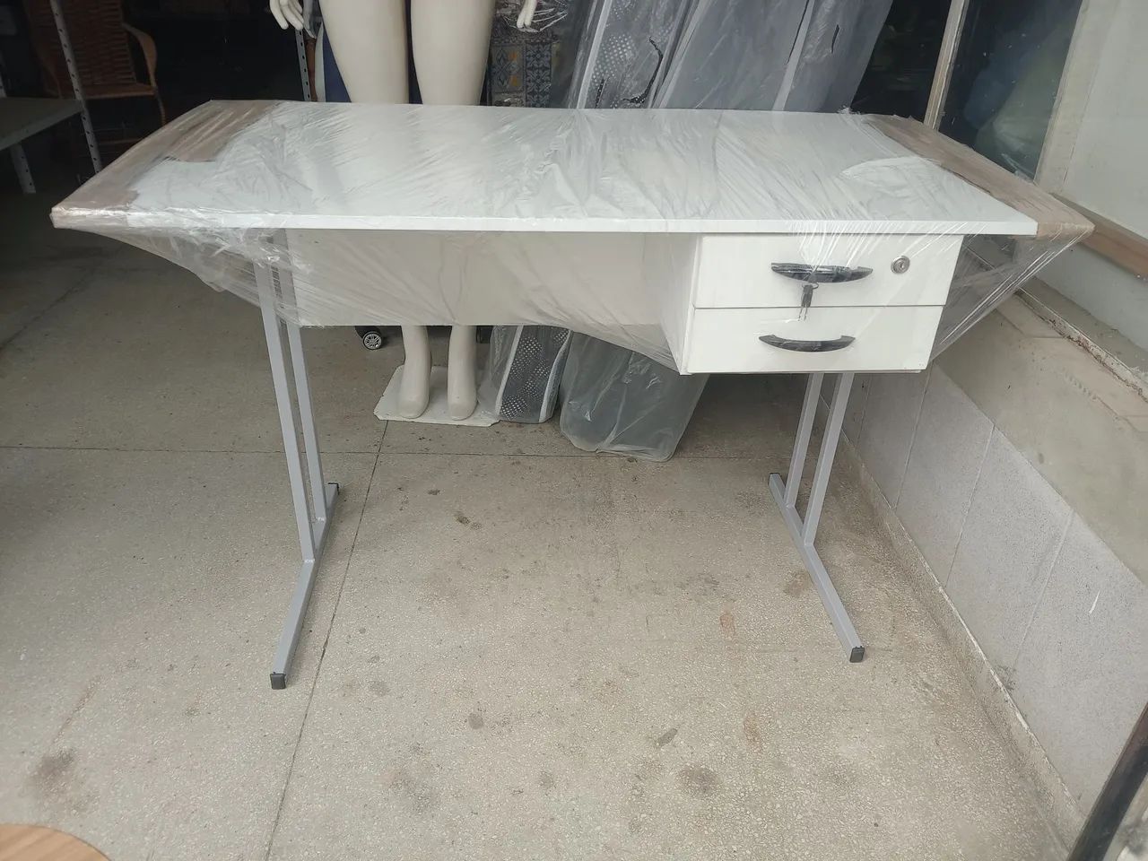 Mesa escritório nova com duas gavetas 1 com chave - Foto 4