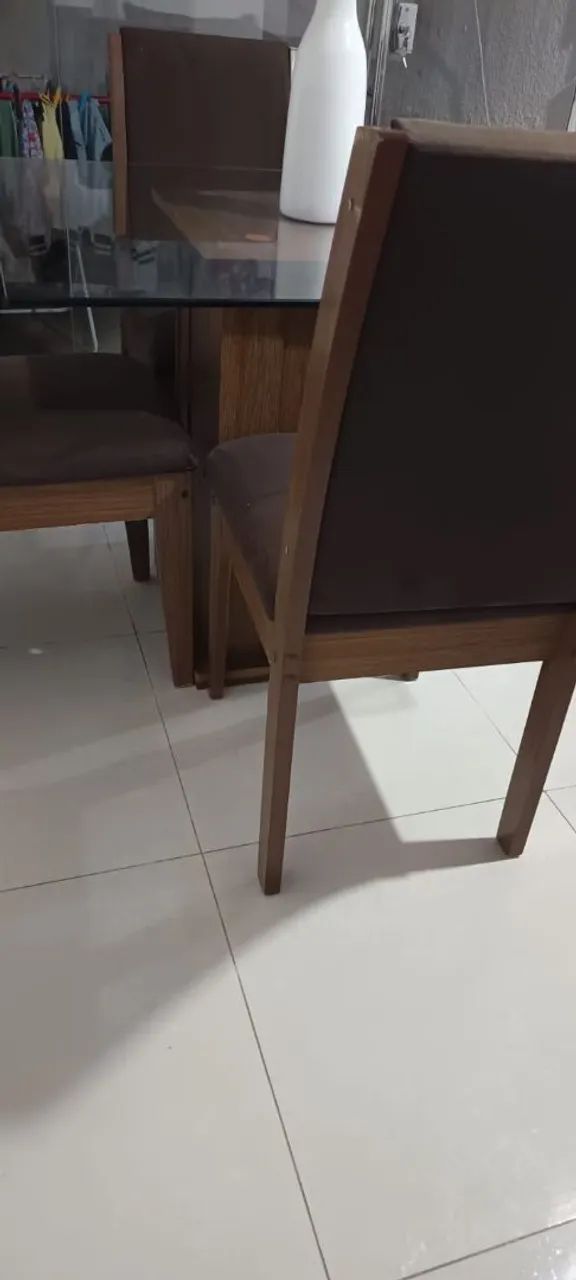 Vendo MESA. Acompanha cadeiras mas 2 precisa de reforma 65204504703233122
