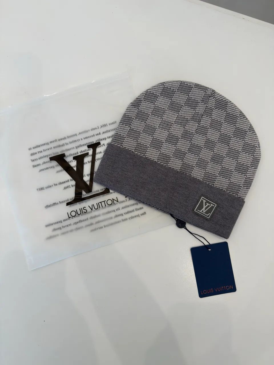 Gorro Louis Vuitton xadrez cinza