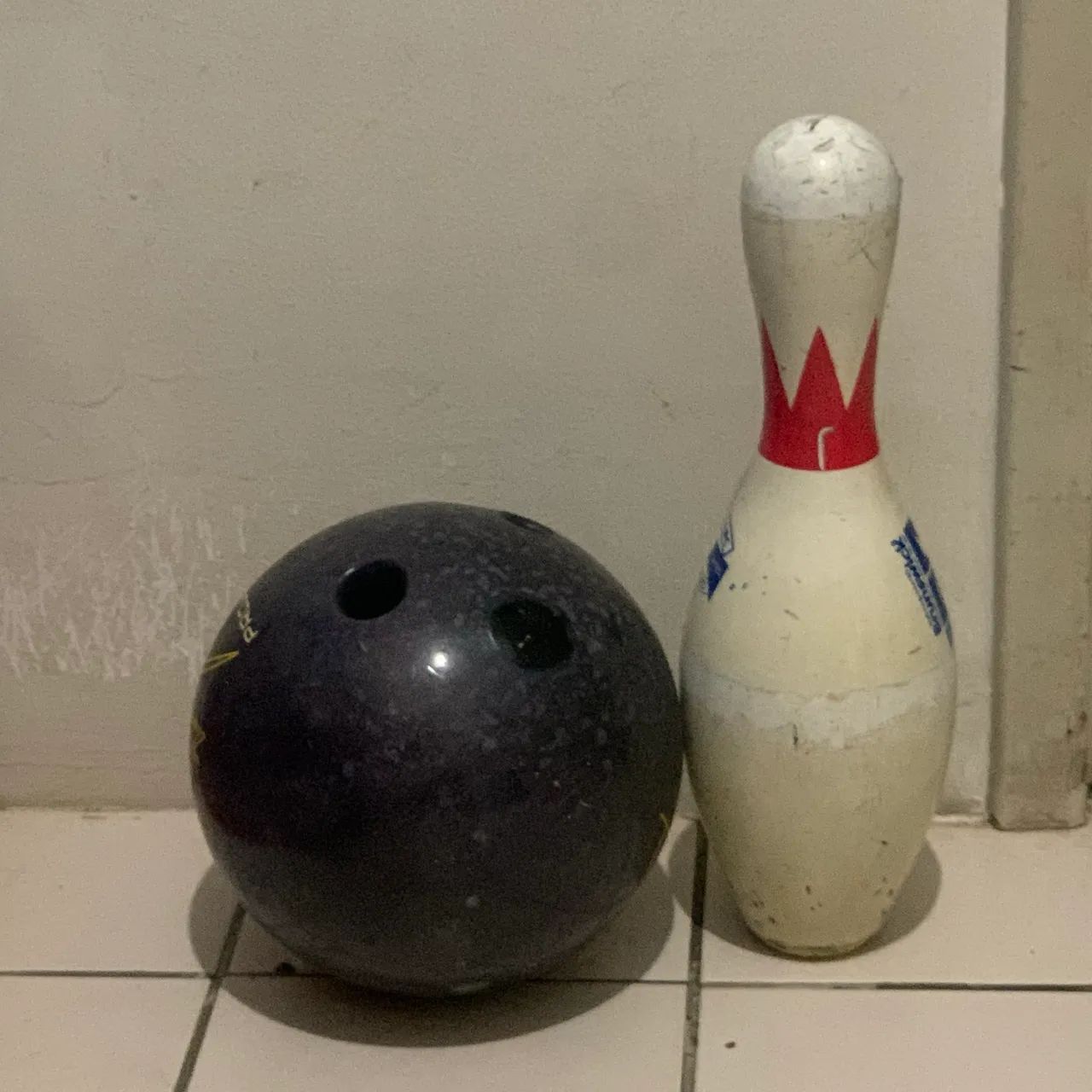 Boliche. Bola e pino