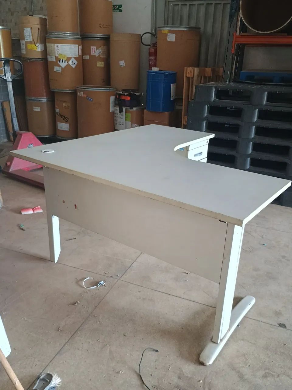 Mesa para escritório com gavetas - Foto 2