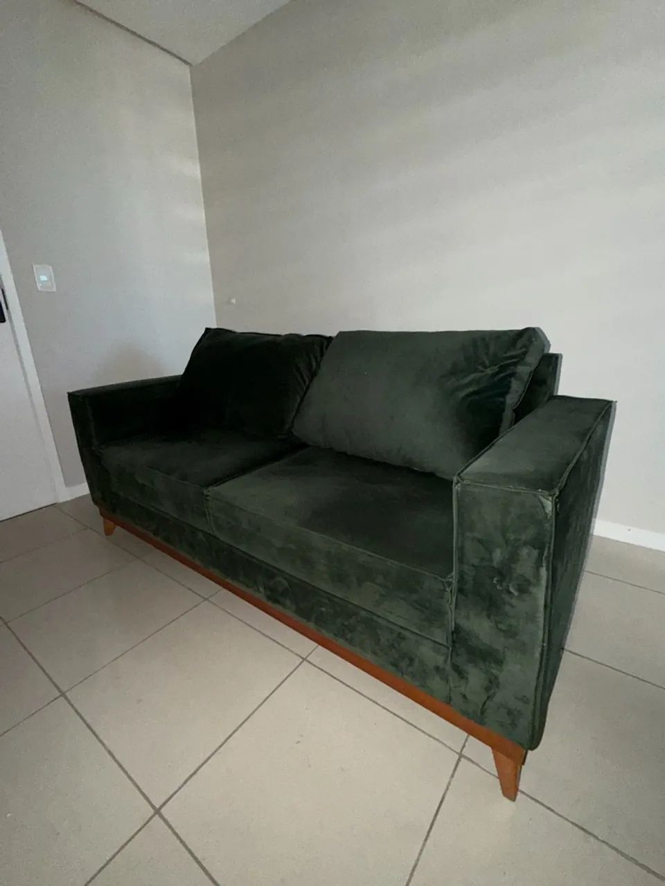 Sofá 2 Lugares Verde Escuro em Veludo - Moderno e Elegante
