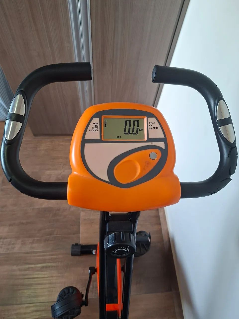 Bicicleta Ergométrica Dobrável WCT Fitness - Suporta 180kg, 10 níveis de tensão - Foto 4