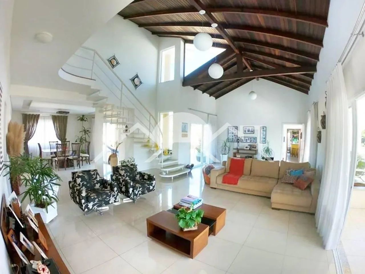 Cobertura Duplex Mobiliada com 05 Suítes e Piscina