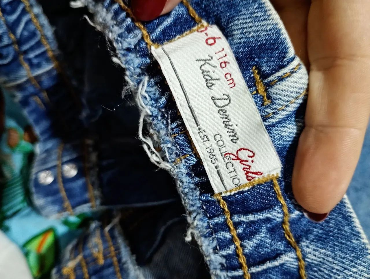 Calça jeans lavagem e estilo destroyed, 6 anos - Foto 2