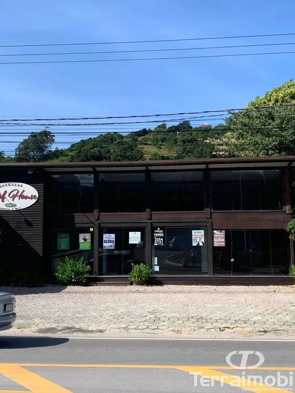 Ampla loja na entrada da Garopaba / SC