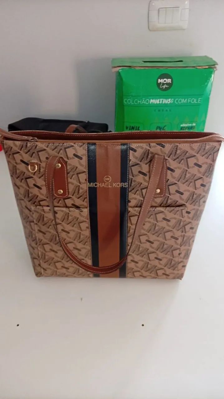 Vendo essa bolsa grande nova.