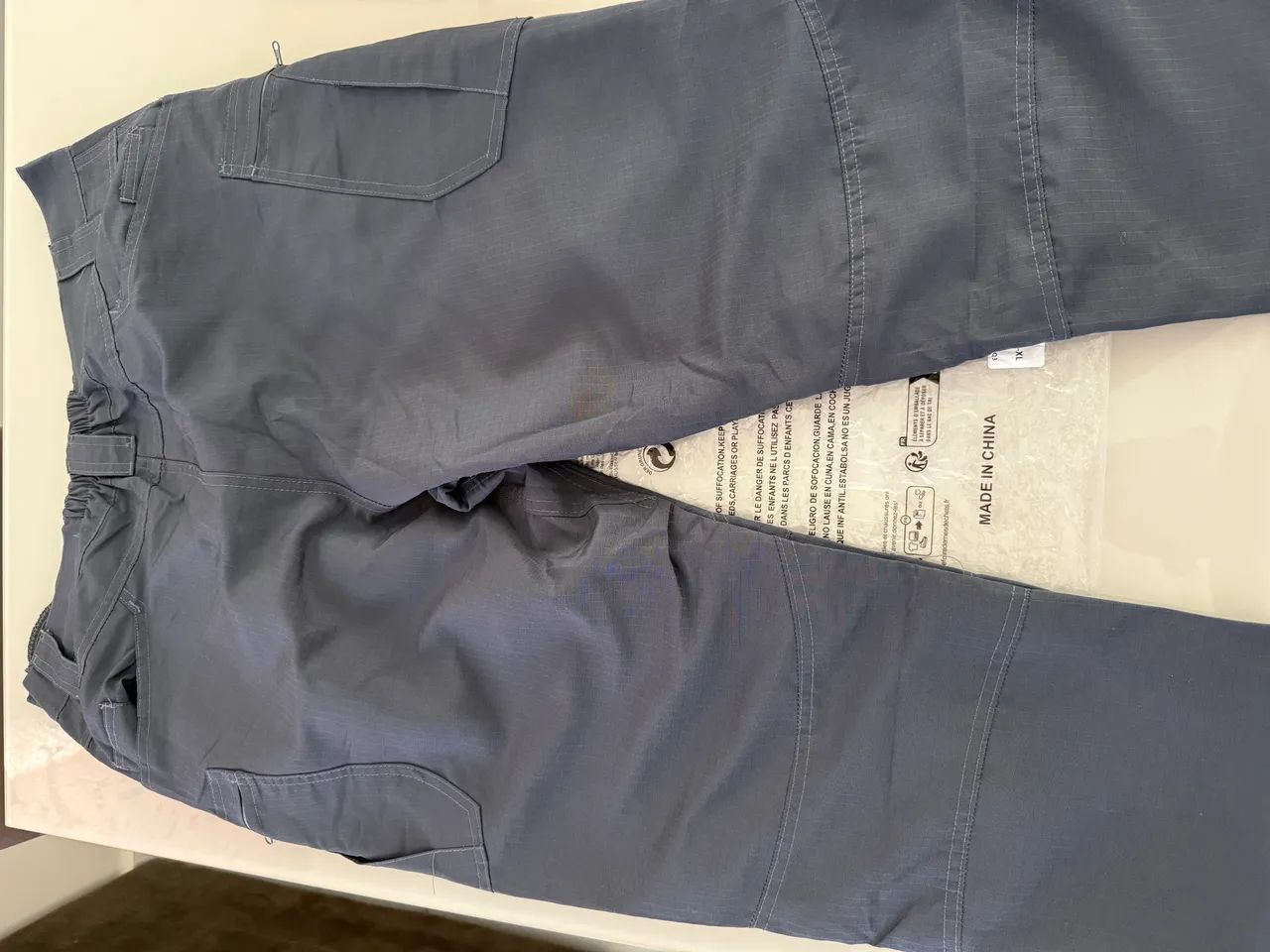 Calça tática na cor cinza 