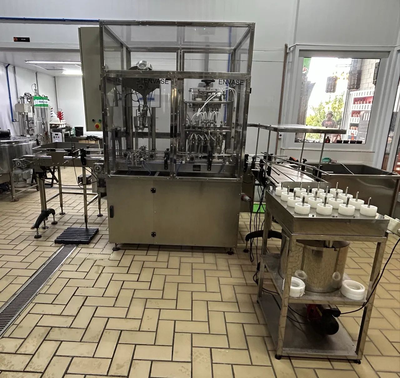Envasadora/enchedora automática para líquidos e pastosos 6 bicos 200 litros/hora - Foto 5