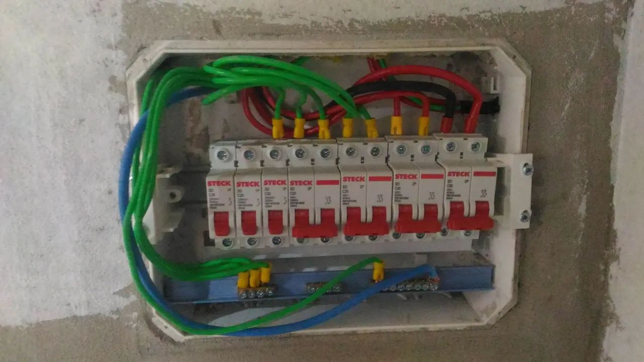 Eletricista de alta e baixa tensão e Refrigerista de ar-condicionado condicionado  - Foto 3
